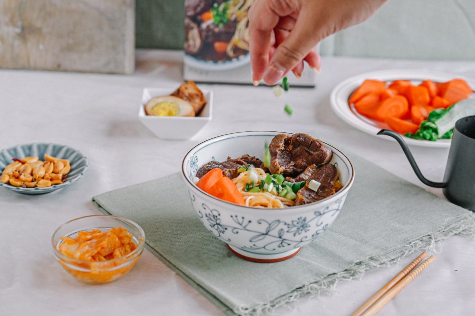 賈以食日-秘製紅燒牛肉麵：手工私房食譜，一碗來自父親的愛與溫暖，充滿記憶溫暖留香的味道 /常溫食品/牛肉麵推薦 @女子的休假計劃