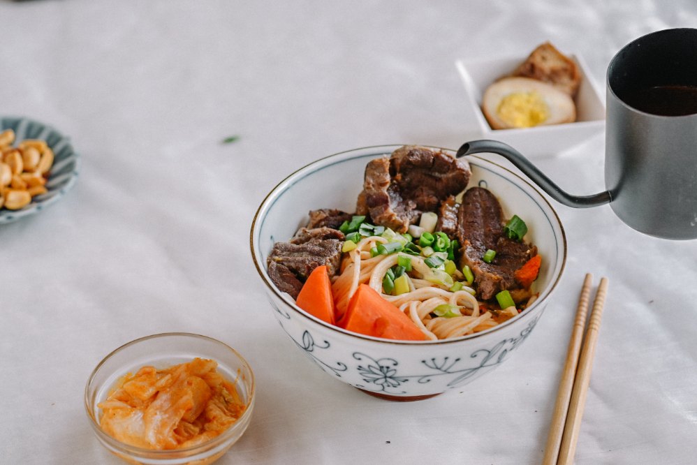 賈以食日-秘製紅燒牛肉麵：手工私房食譜，一碗來自父親的愛與溫暖，充滿記憶溫暖留香的味道 /常溫食品/牛肉麵推薦 @女子的休假計劃