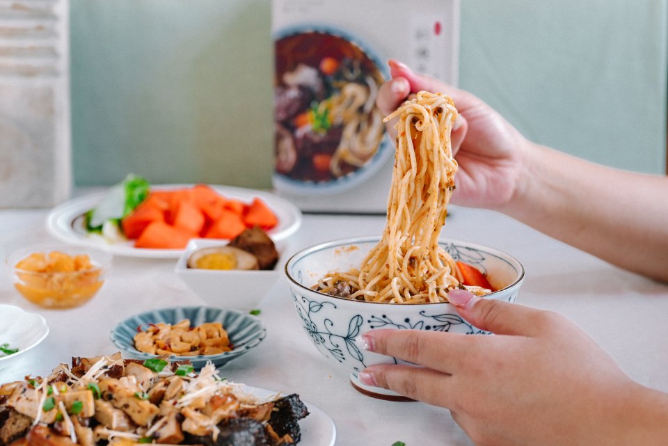 賈以食日-秘製紅燒牛肉麵：手工私房食譜，一碗來自父親的愛與溫暖，充滿記憶溫暖留香的味道 /常溫食品/牛肉麵推薦 @女子的休假計劃