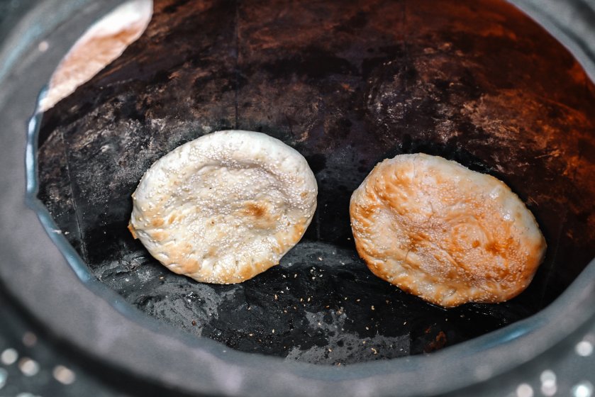 新疆烤饢 ｜手工碳烤燒餅專賣店，30元三角餅、25元甜酥餅(菜單) @女子的休假計劃
