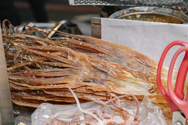 萬華阿嬌姨烤魷魚：傳統炭火燒烤魷魚攤/食尚玩家推薦 @女子的休假計劃