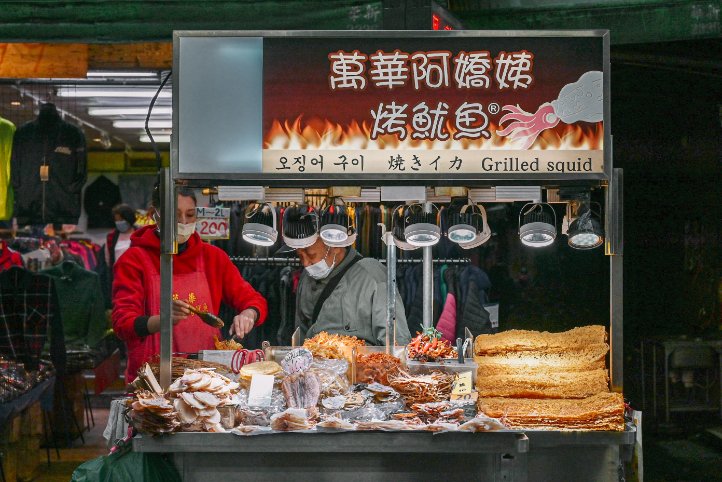 萬華阿嬌姨烤魷魚：傳統炭火燒烤魷魚攤/食尚玩家推薦 @女子的休假計劃