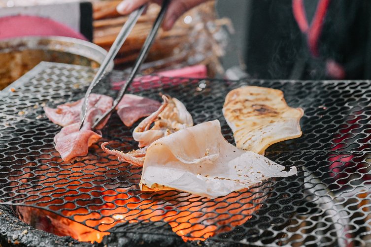 萬華阿嬌姨烤魷魚：傳統炭火燒烤魷魚攤/食尚玩家推薦 @女子的休假計劃