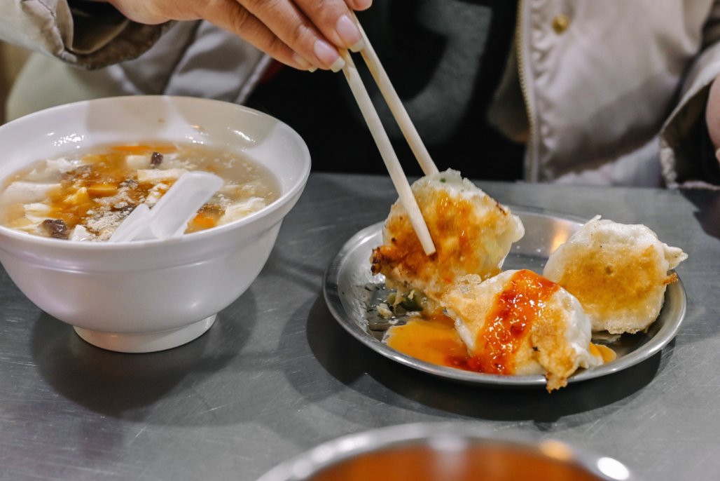 東霖煎餃：超大顆偽裝成水煎包的大型煎餃，巷弄內在地人日常早餐/外帶 @女子的休假計劃