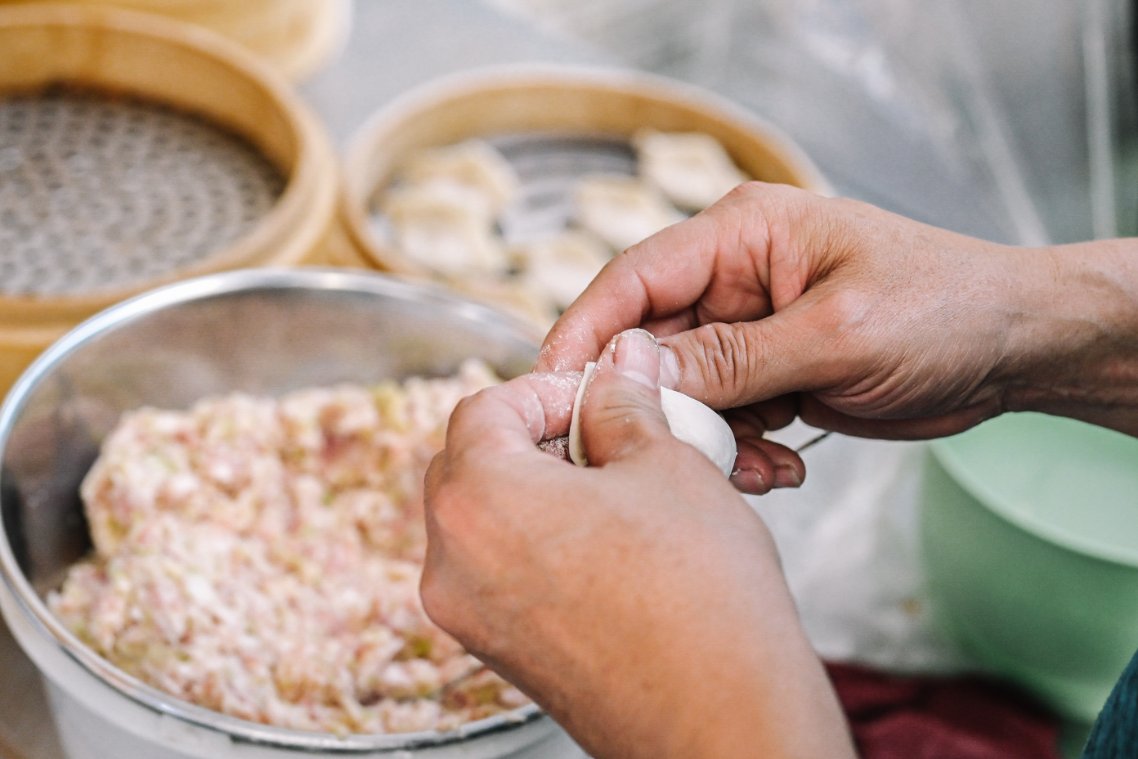 人氣蒸餃巷弄美食是許多在地人從小吃到大好味道/新莊美食/外帶 @女子的休假計劃