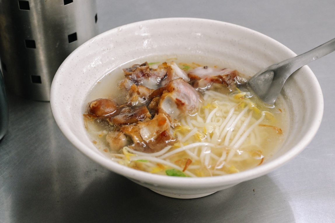 長腳麵食｜在地60年傳統古早味麵店，招牌必吃80元豬腳麵30元乾麵(菜單) @女子的休假計劃