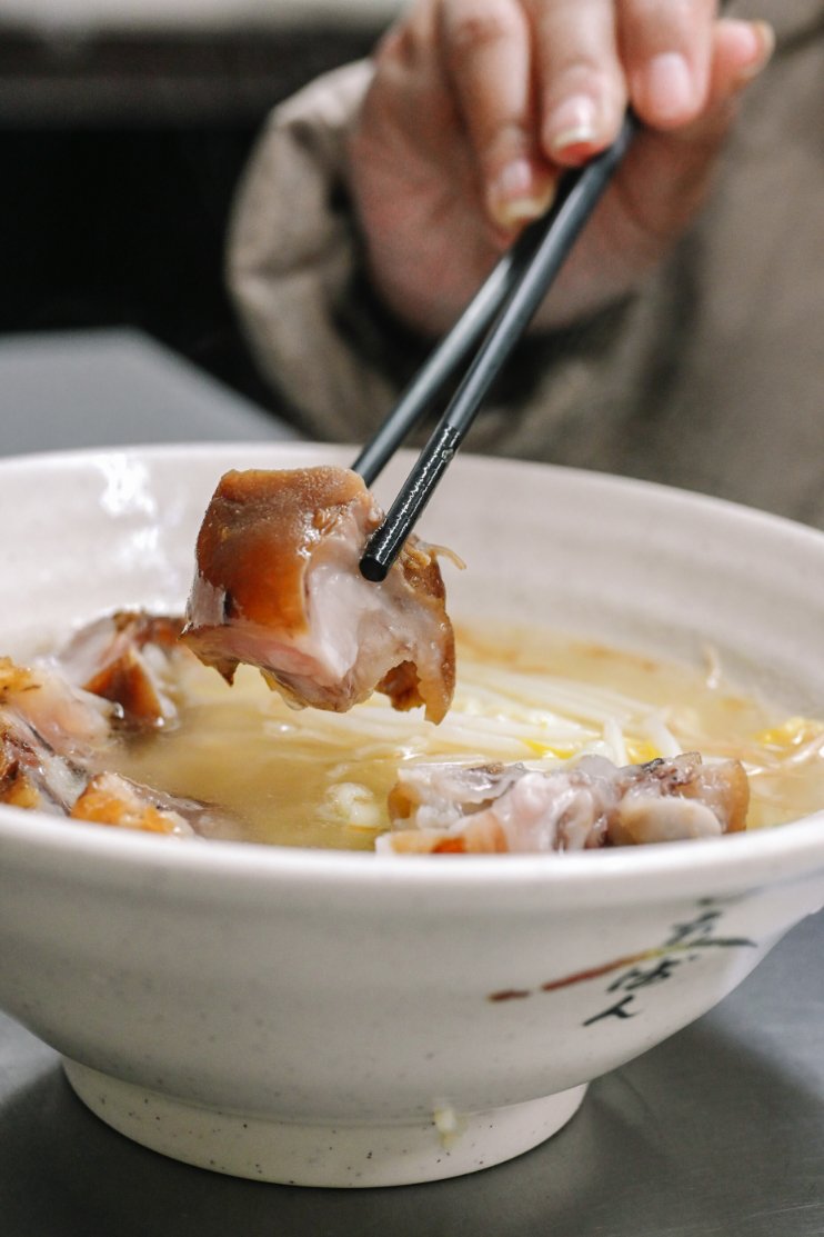 長腳麵食｜在地60年傳統古早味麵店，招牌必吃80元豬腳麵30元乾麵(菜單) @女子的休假計劃