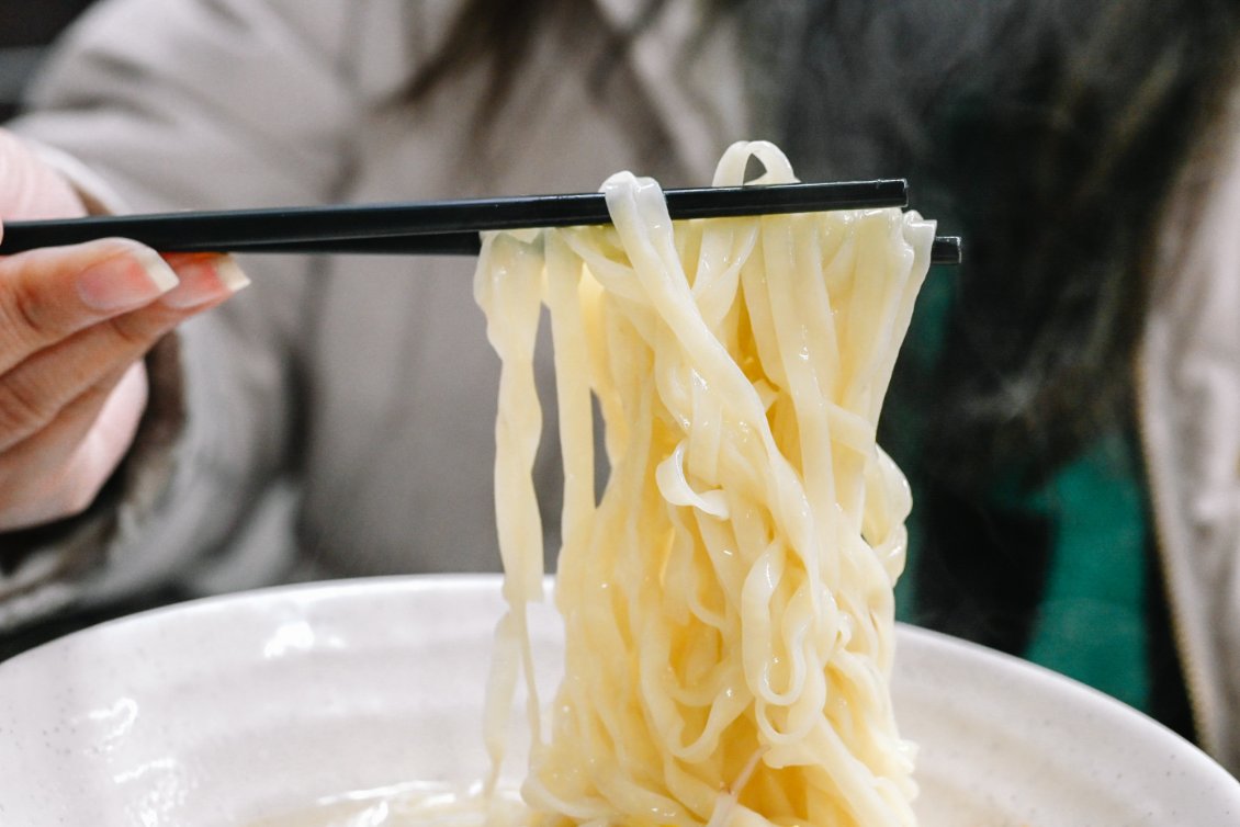 長腳麵食｜在地60年傳統古早味麵店，招牌必吃80元豬腳麵30元乾麵(菜單) @女子的休假計劃