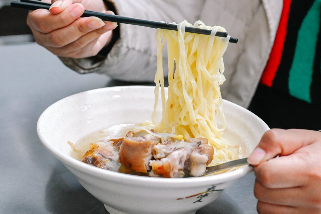 長腳麵食｜在地60年傳統古早味麵店，招牌必吃80元豬腳麵30元乾麵(菜單) @女子的休假計劃