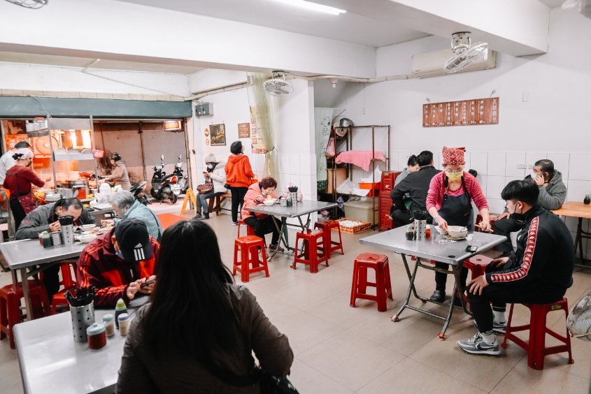 長腳麵食｜在地60年傳統古早味麵店，招牌必吃80元豬腳麵30元乾麵(菜單) @女子的休假計劃