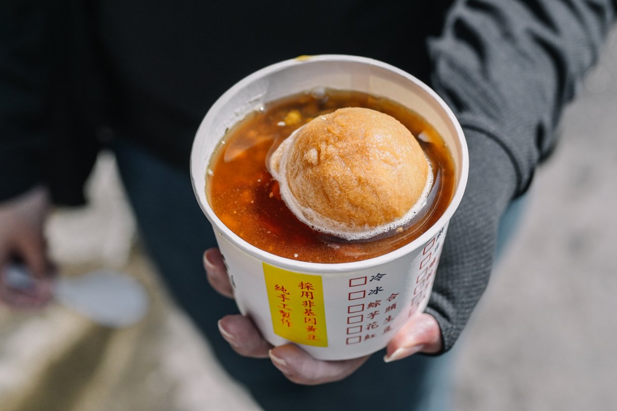 新莊劉家豆花｜黑糖冰沙球超綿密好吃，新莊四維市場美食/外帶 @女子的休假計劃