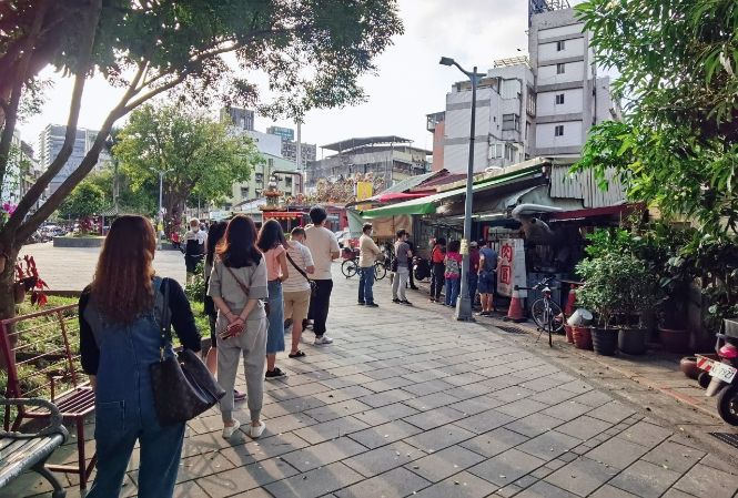 安東街肉圓｜東區彰化肉圓台北人氣排隊美食，忠孝復興站東區美食/外帶 @女子的休假計劃