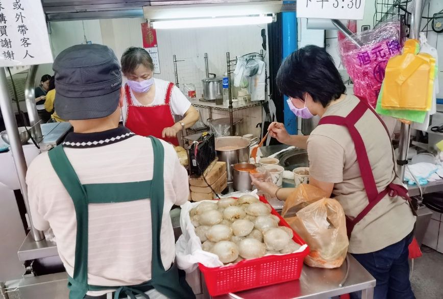 安東街肉圓｜東區彰化肉圓台北人氣排隊美食，忠孝復興站東區美食/外帶 @女子的休假計劃