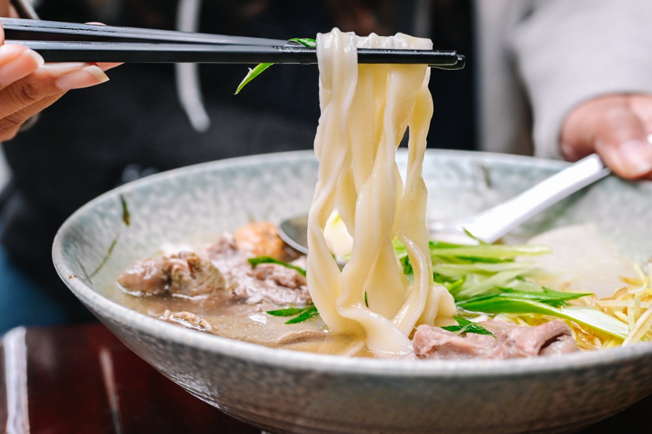 老牛牛肉燥飯｜牛到不行專賣店！牛燥飯、蔥油雞飯、牛肉麵都是必點 /遼寧夜市美食/南京復興站美食/外帶 @女子的休假計劃