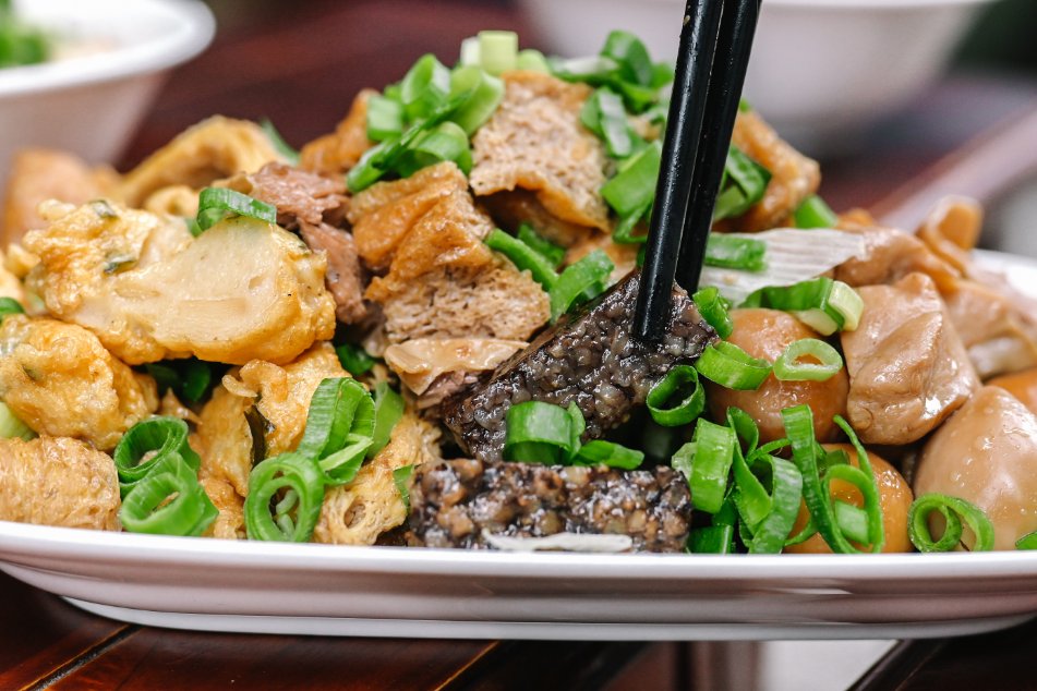 老牛牛肉燥飯｜牛到不行專賣店！牛燥飯、蔥油雞飯、牛肉麵都是必點 /遼寧夜市美食/南京復興站美食/外帶 @女子的休假計劃