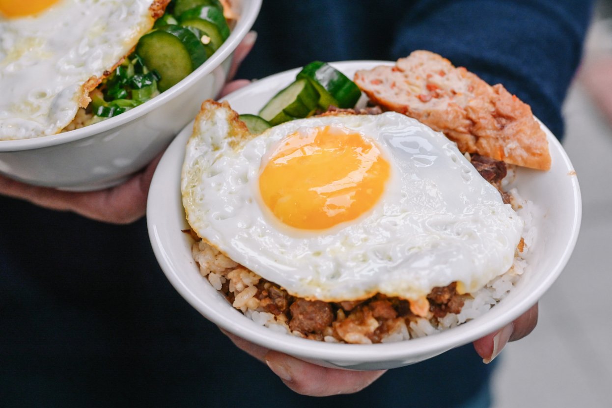 老牛牛肉燥飯｜牛到不行專賣店！牛燥飯、蔥油雞飯、牛肉麵都是必點 /遼寧夜市美食/南京復興站美食/外帶 @女子的休假計劃