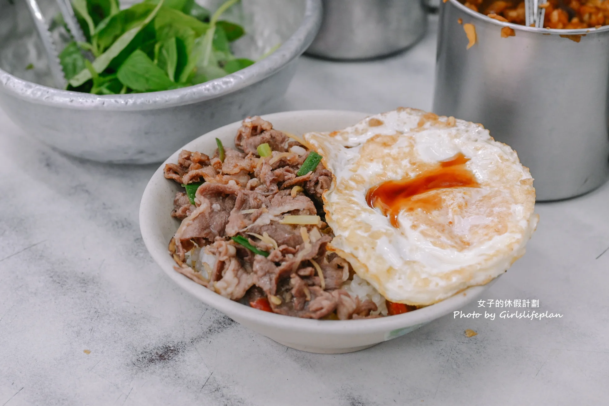 新莊羊肉榮｜人氣美食羊肉飯炒羊肉，蒜泥九層塔隨意加(外帶) @女子的休假計劃