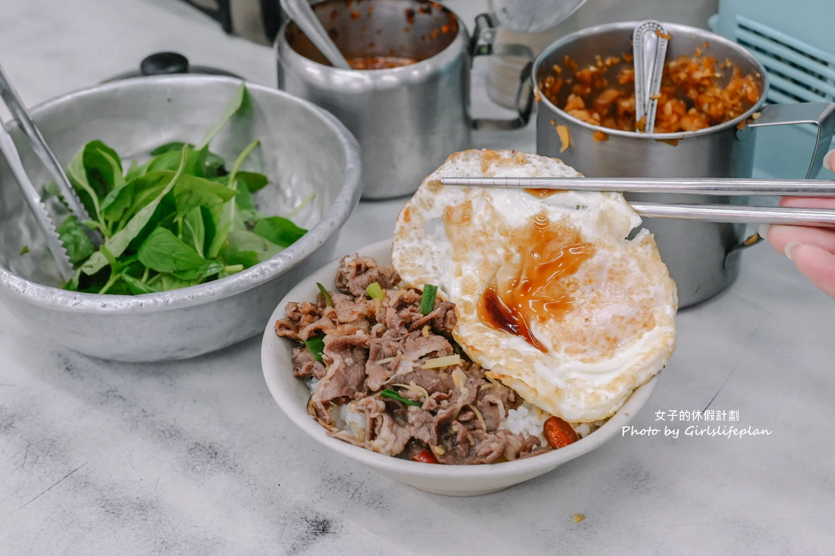 新莊羊肉榮｜人氣美食羊肉飯炒羊肉，蒜泥九層塔隨意加(外帶) @女子的休假計劃