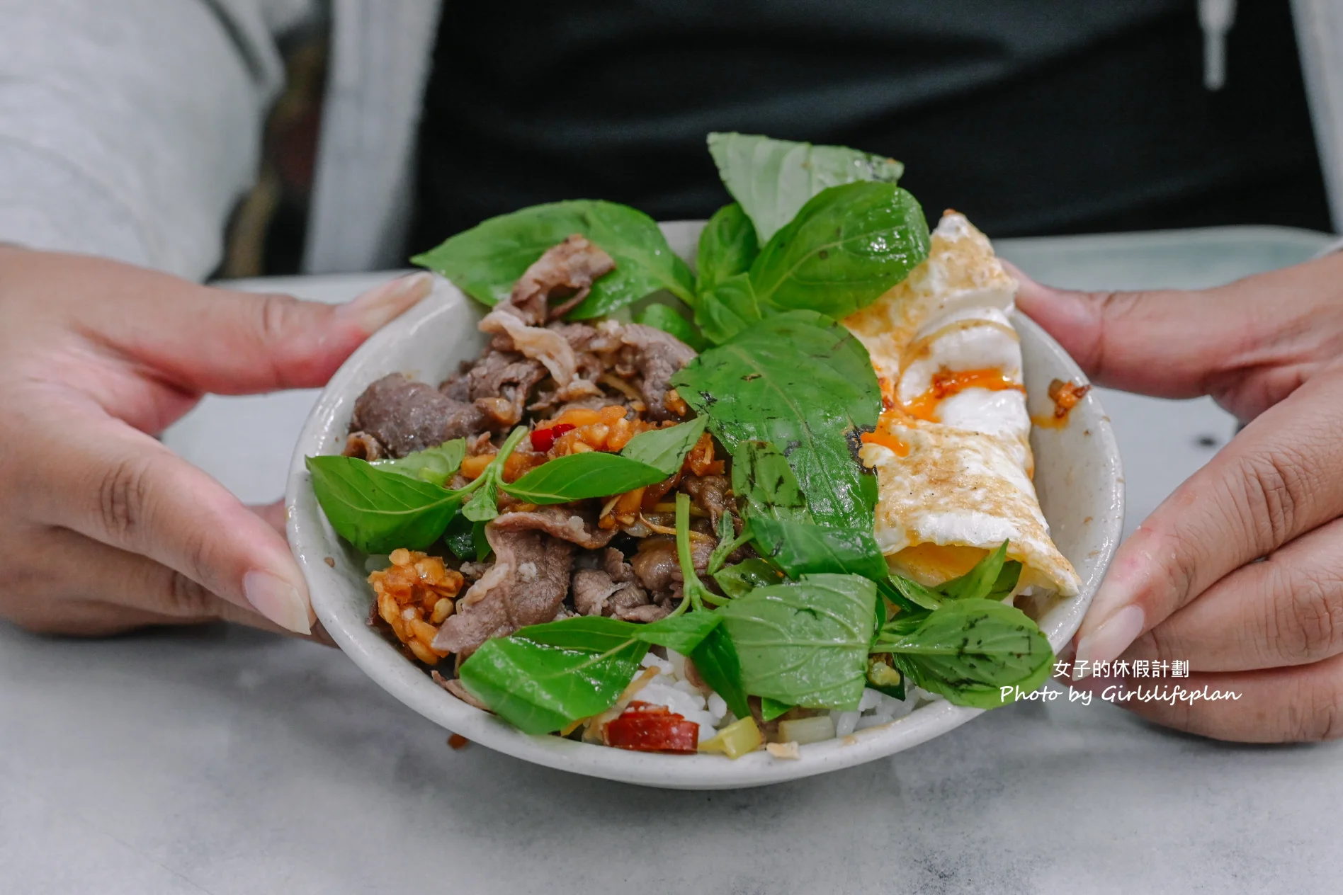 新莊羊肉榮｜人氣美食羊肉飯炒羊肉，蒜泥九層塔隨意加(外帶) @女子的休假計劃