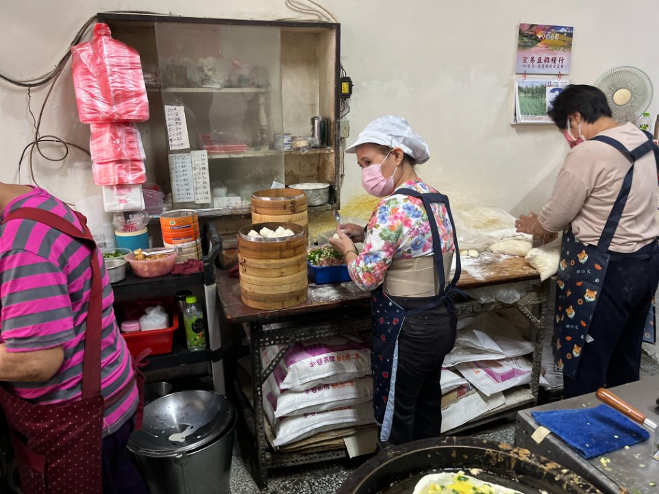 【新竹早餐】鳳英豆漿店，平價傳統手工蛋餅&#038;現桿小籠包(外帶) @女子的休假計劃