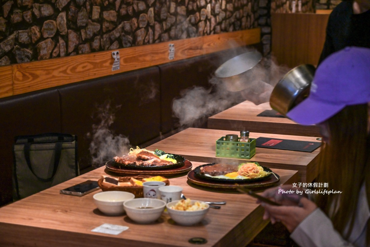 營業至23點平價牛排店，點220元牛排不收服務費，濃湯、飲料、抹醬麵包、甜湯、冰淇淋、爆米花等無限量供應