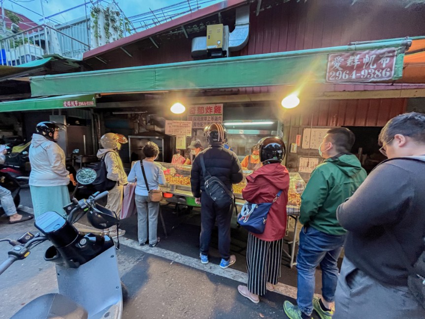 奇郁炸雞｜板橋黃昏市場、江子翠炸雞人氣第一名(外帶) @女子的休假計劃