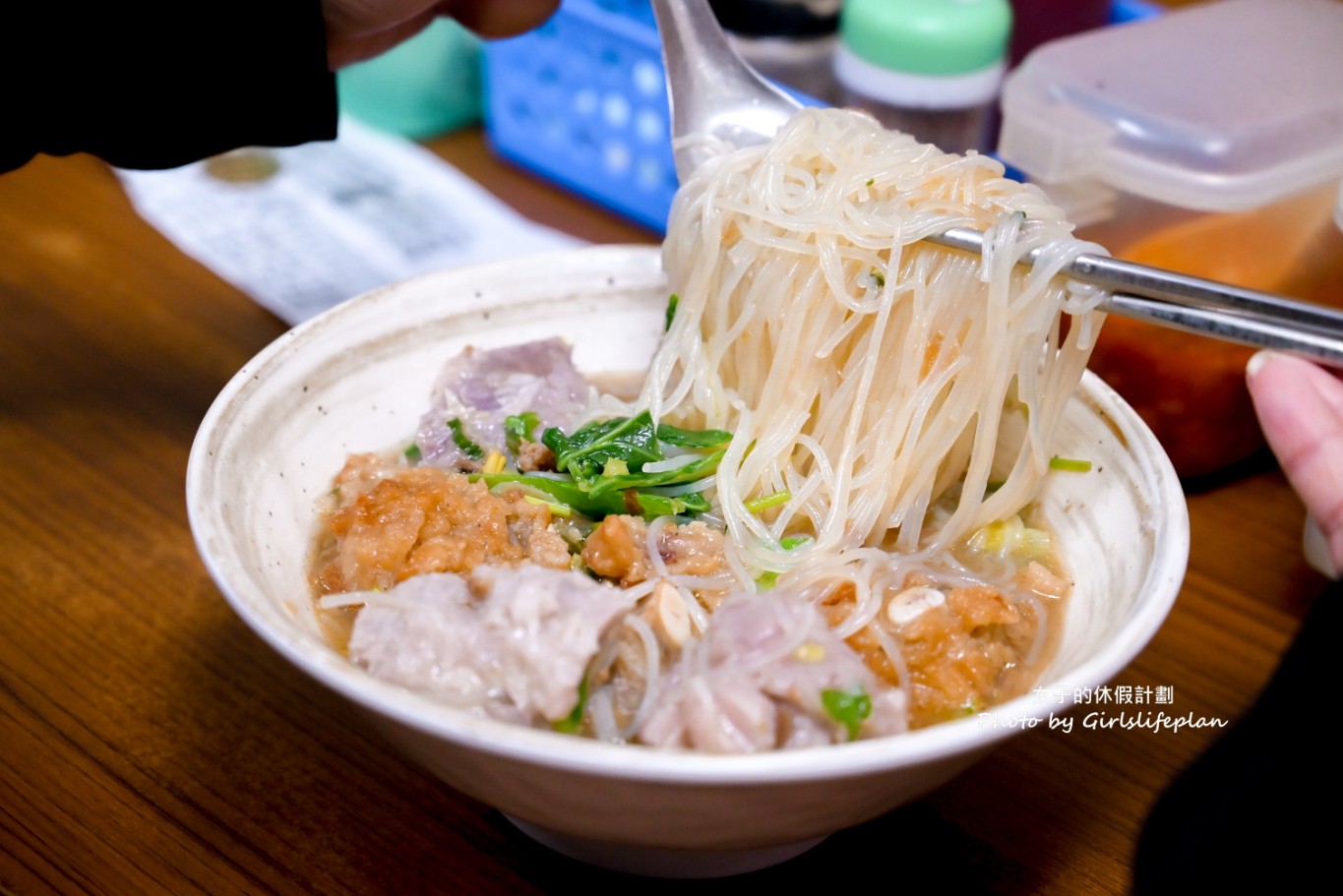 向上市場芋頭米粉｜在地無名麵店排隊美食，芋頭排骨酥麵最受歡迎(菜單) @女子的休假計劃