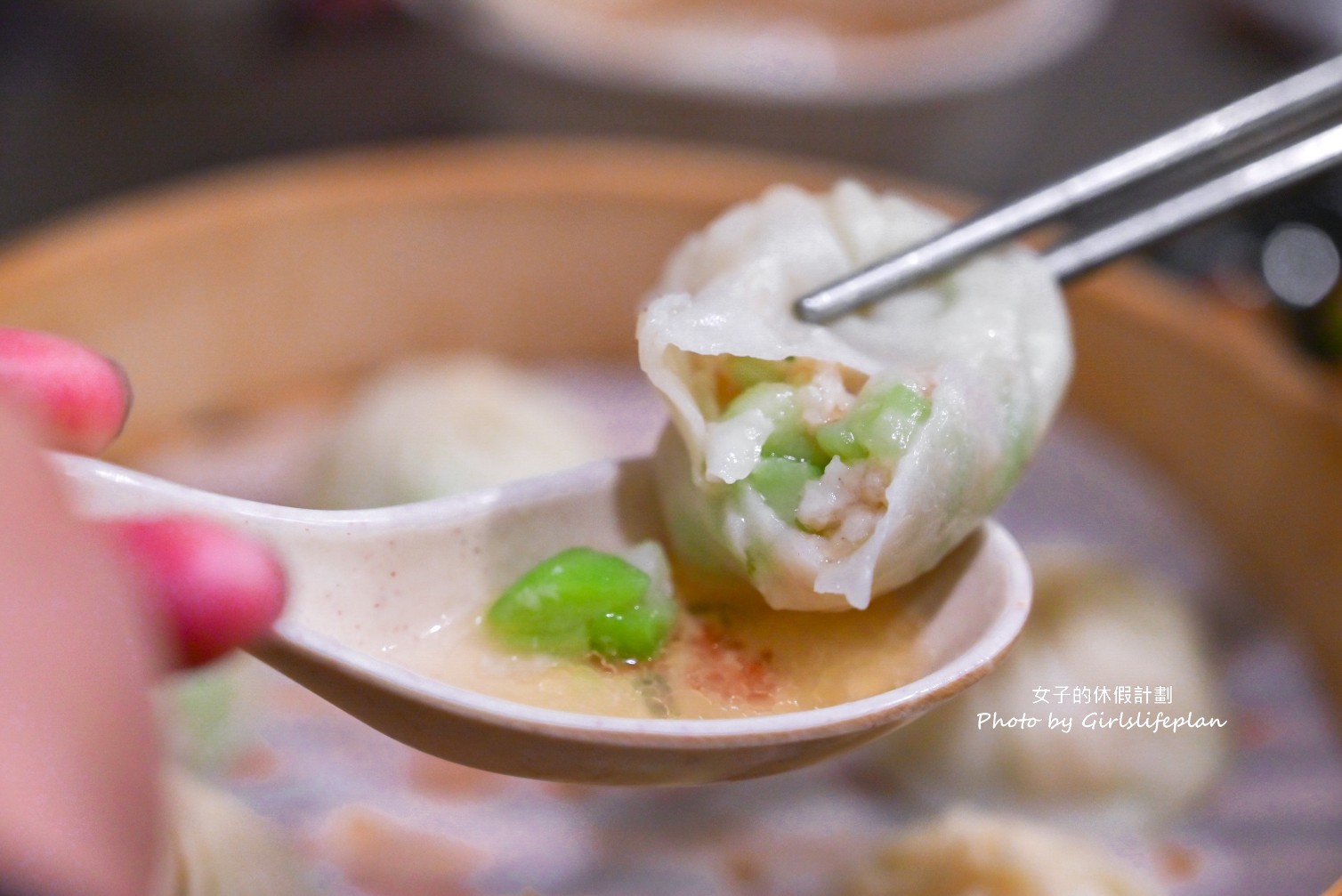 犂園湯包館｜羅勒鮮蚵湯包號稱全台首創口味，黃仁勳也來造訪過(菜單) @女子的休假計劃