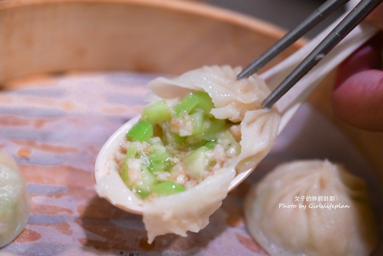 犂園湯包館｜羅勒鮮蚵湯包號稱全台首創口味，黃仁勳也來造訪過(菜單) @女子的休假計劃