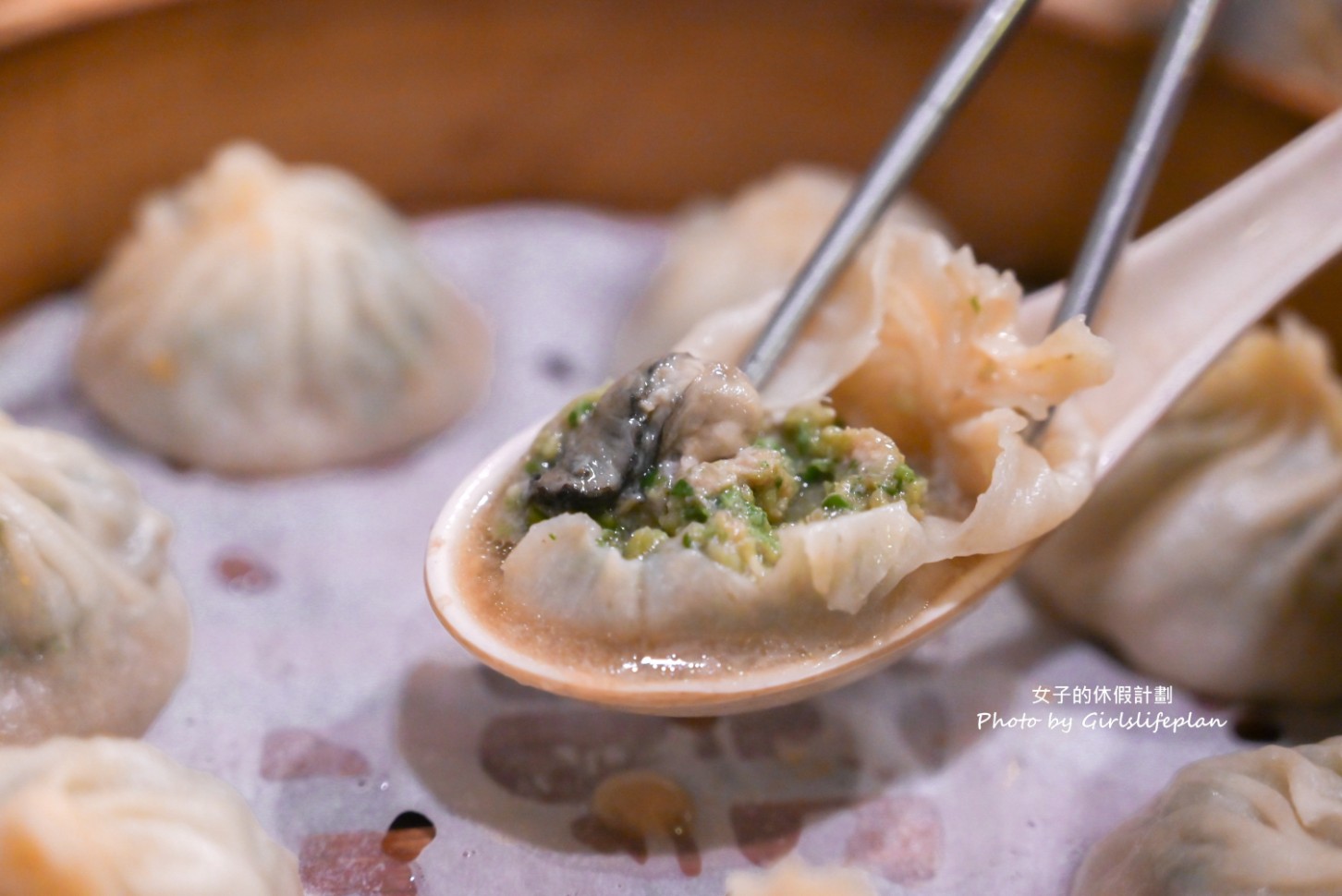 犂園湯包館｜羅勒鮮蚵湯包號稱全台首創口味，黃仁勳也來造訪過(菜單) @女子的休假計劃