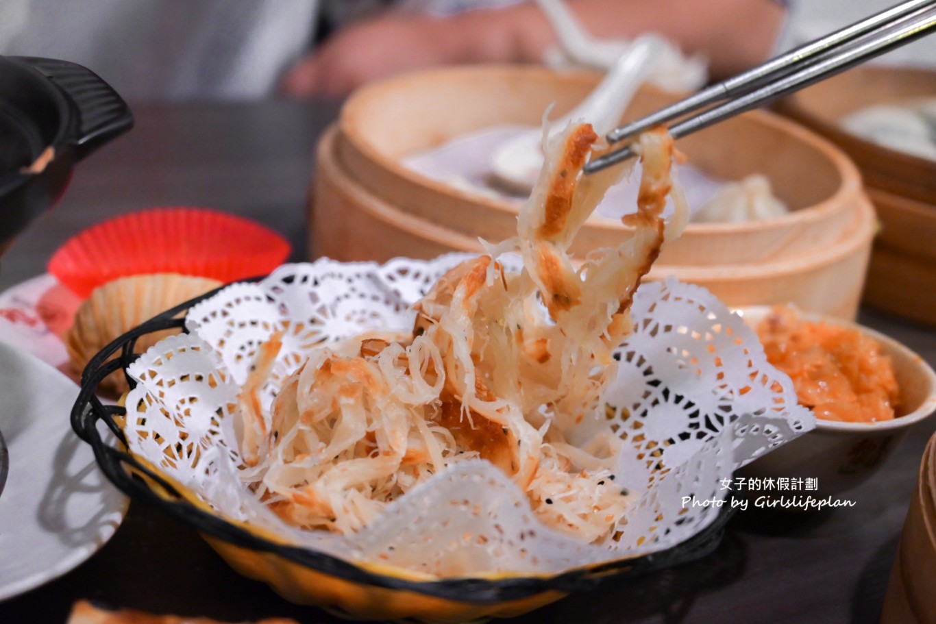 犂園湯包館｜羅勒鮮蚵湯包號稱全台首創口味，黃仁勳也來造訪過(菜單) @女子的休假計劃