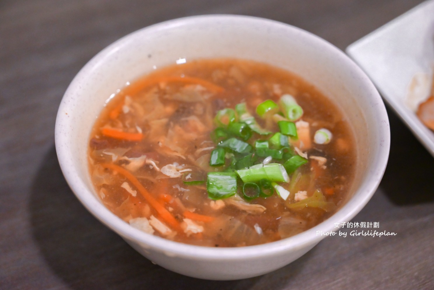 犂園湯包館｜羅勒鮮蚵湯包號稱全台首創口味，黃仁勳也來造訪過(菜單) @女子的休假計劃