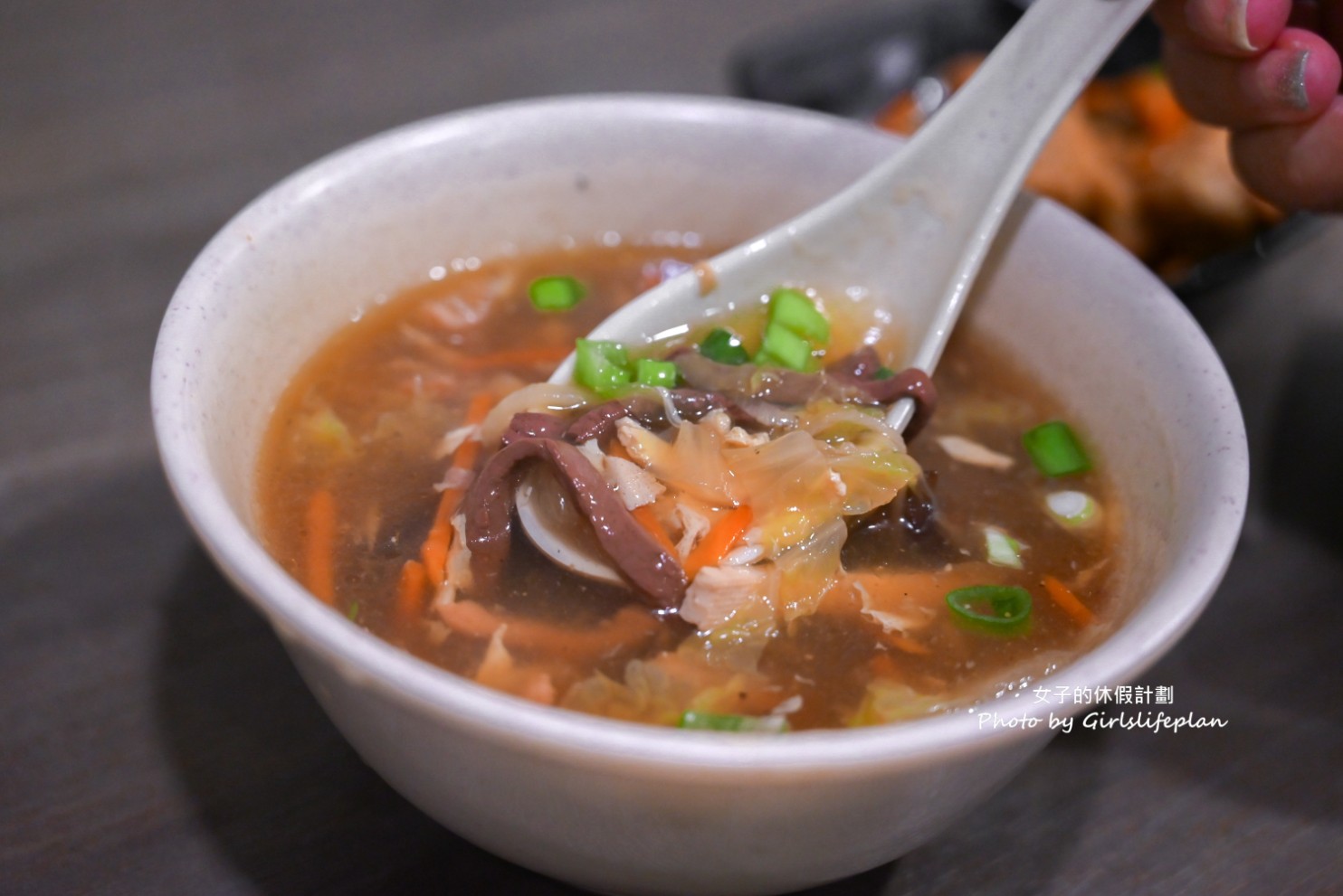 犂園湯包館｜羅勒鮮蚵湯包號稱全台首創口味，黃仁勳也來造訪過(菜單) @女子的休假計劃