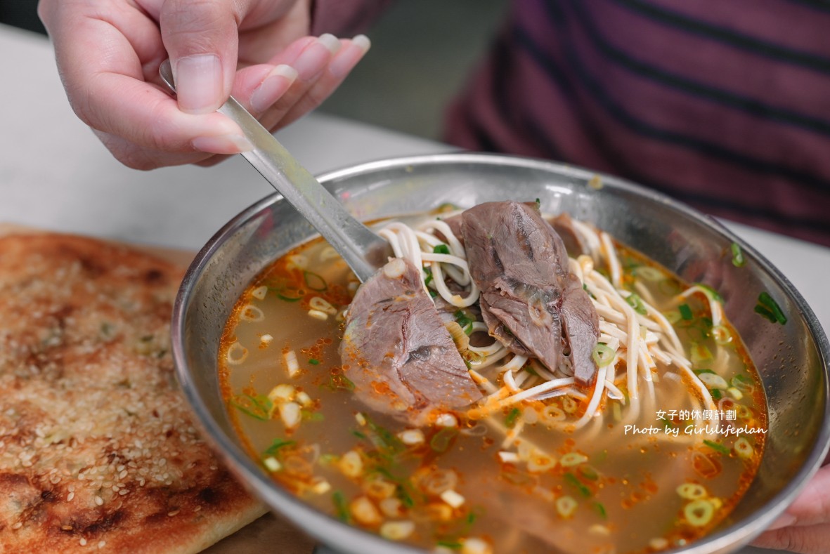 麵鄉安徽淮南牛肉湯｜超巨蔥香燒餅30元，牛肉湯免費續(外帶) @女子的休假計劃