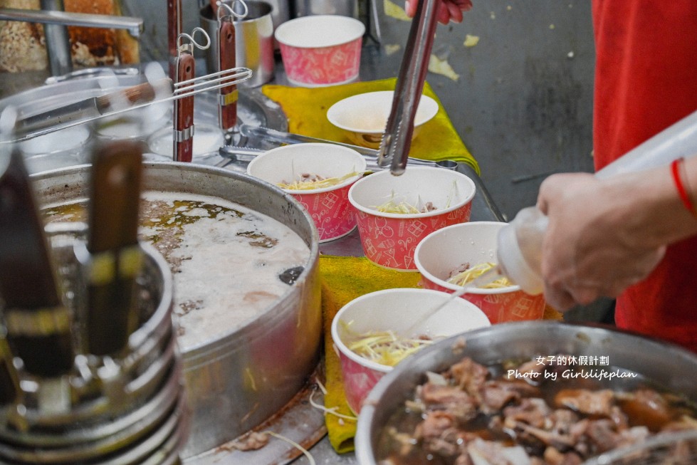 大碗公當歸羊肉｜在地人氣黑金滷肉飯配羊肉湯(菜單) @女子的休假計劃