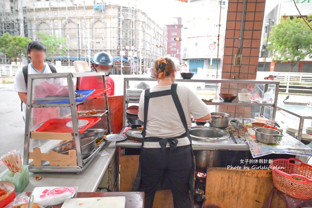 華新小吃店｜70元滷味飯滿到蓋子蓋不起來根本是兩人份量(菜單) @女子的休假計劃