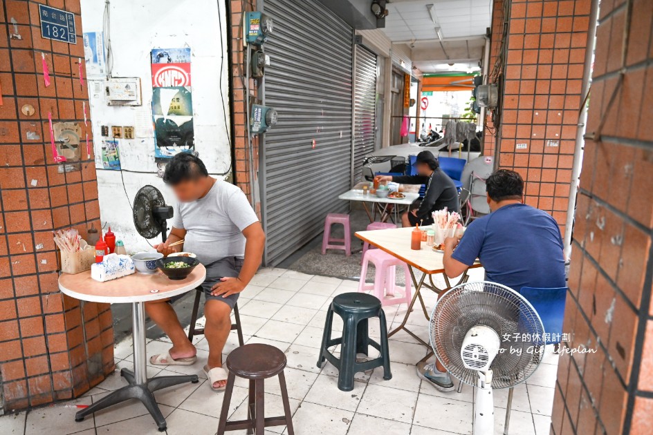 華新小吃店｜70元滷味飯滿到蓋子蓋不起來根本是兩人份量(菜單) @女子的休假計劃