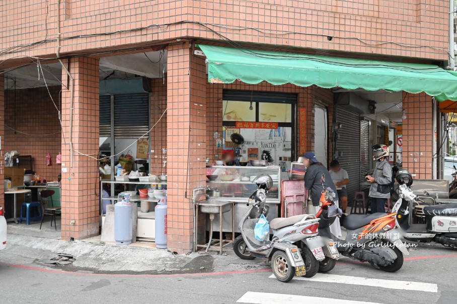 華新小吃店｜70元滷味飯滿到蓋子蓋不起來根本是兩人份量(菜單) @女子的休假計劃