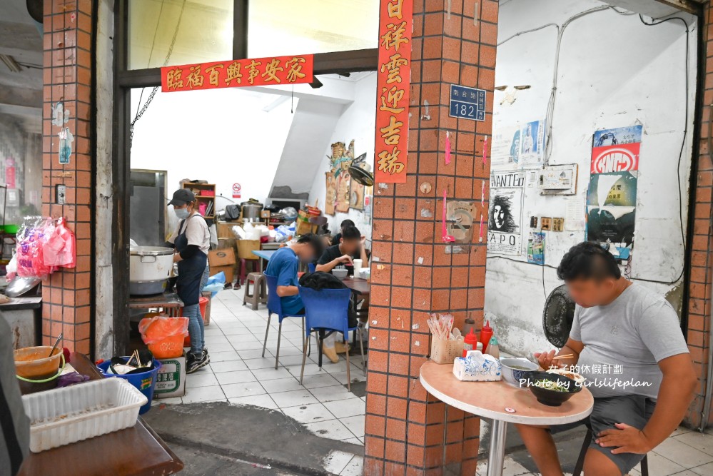 華新小吃店｜70元滷味飯滿到蓋子蓋不起來根本是兩人份量(菜單) @女子的休假計劃