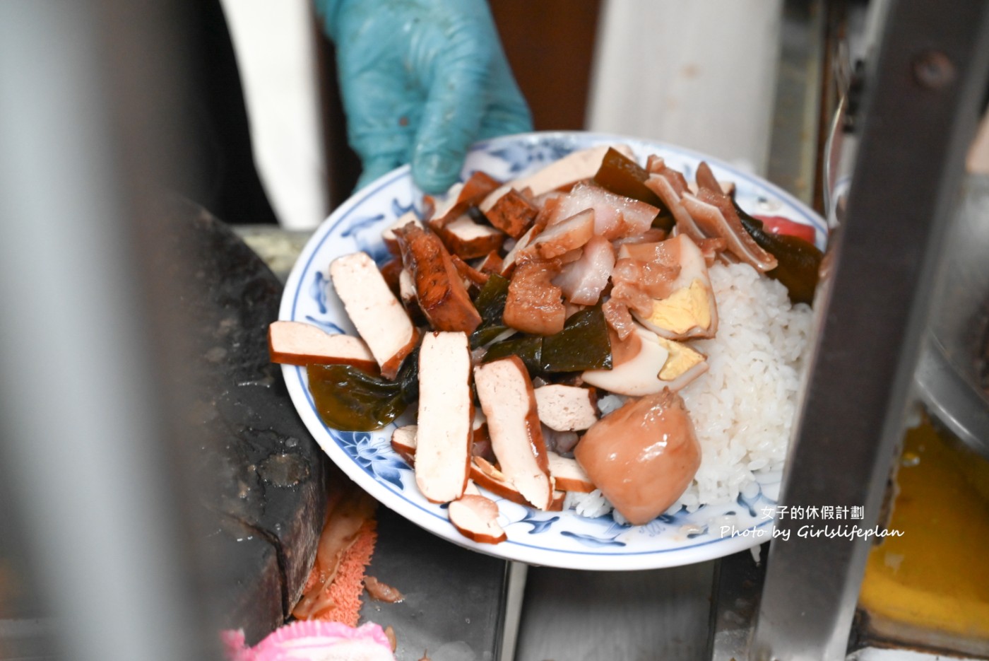 華新小吃店｜70元滷味飯滿到蓋子蓋不起來根本是兩人份量(菜單) @女子的休假計劃