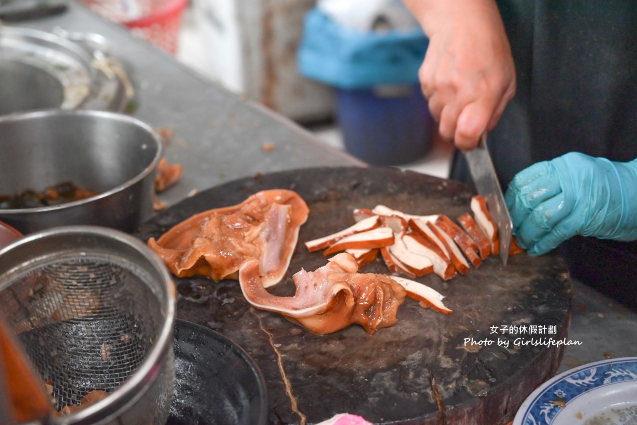 華新小吃店｜70元滷味飯滿到蓋子蓋不起來根本是兩人份量(菜單) @女子的休假計劃