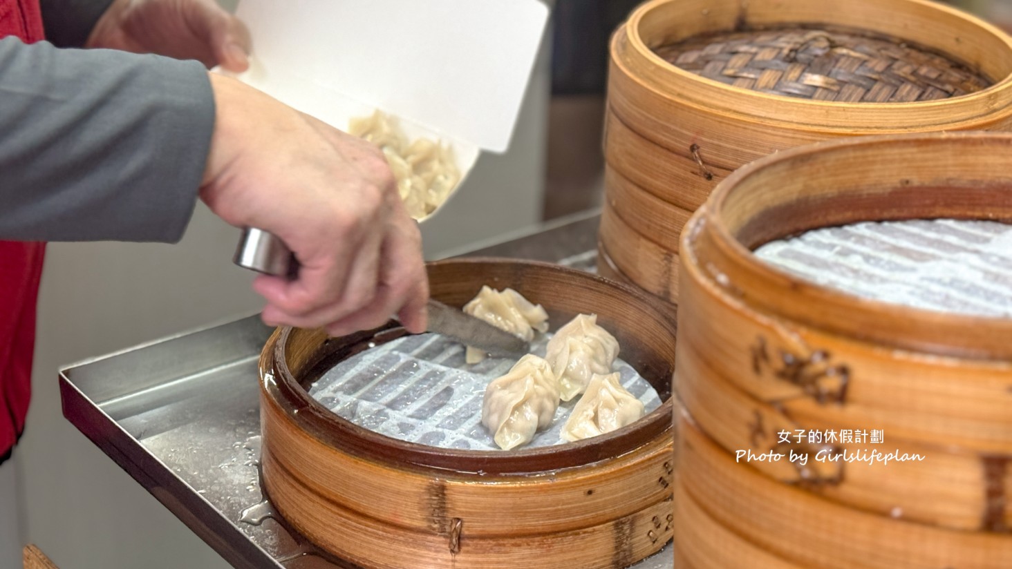 亓家蒸餃(元家蒸餃)｜不到百元人氣蒸餃皮薄餡多滋味好(菜單) @女子的休假計劃