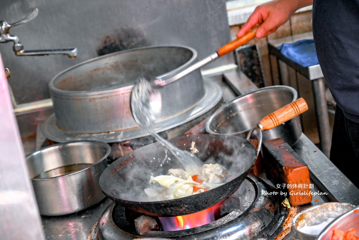 龍記搶鍋麵｜西門美食40年人氣老店，加大蒜更好吃(菜單) @女子的休假計劃