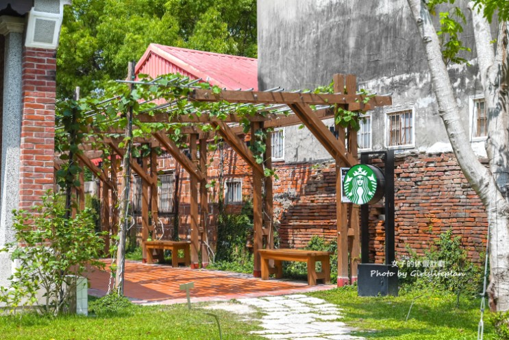 星巴克嘉義新港門市(培桂堂內)|隱藏版玻璃屋隱身博士窩古蹟 @女子的休假計劃 星巴克嘉義新港門市(培桂堂內)|隱藏版玻璃屋隱身博士窩古蹟 @女子的休假計劃