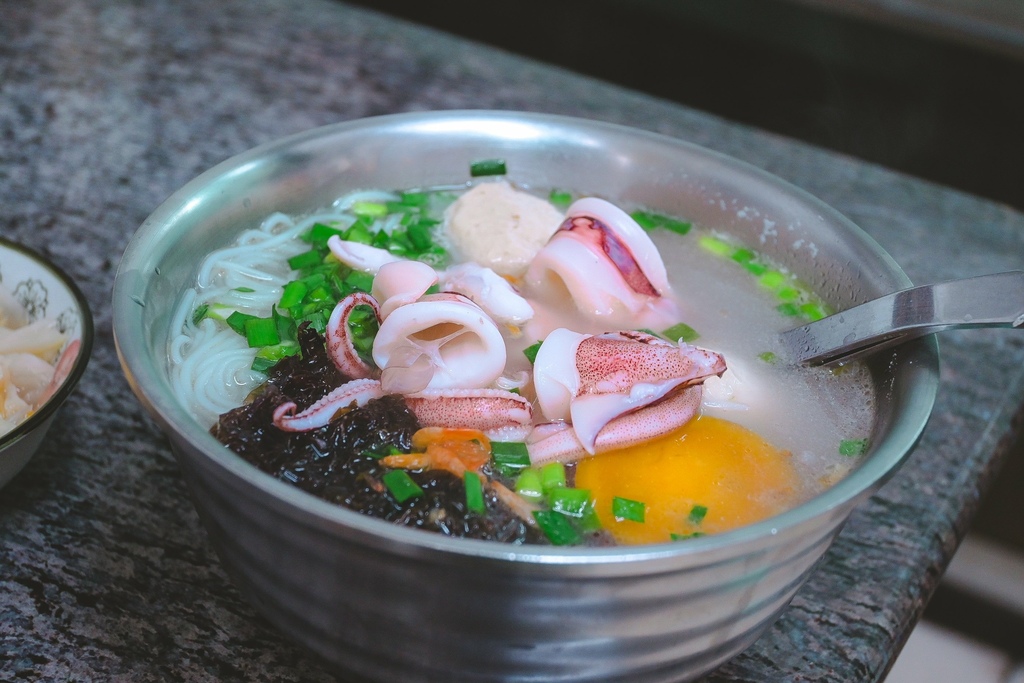 單一純賣雞湯米粉｜「免費加湯加米粉」食尚玩家推薦(菜單) @女子的休假計劃