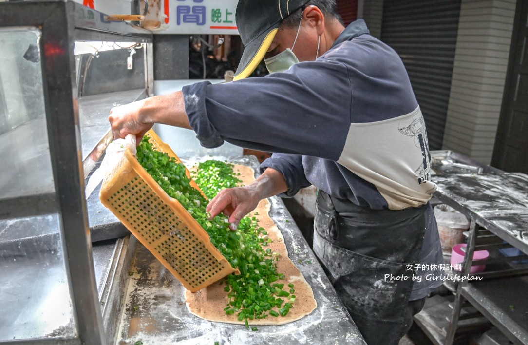 還沒開門就在領號碼牌古早味宵夜，爆餡蔥燒餅老闆用料不手軟連在地人也激推 @女子的休假計劃