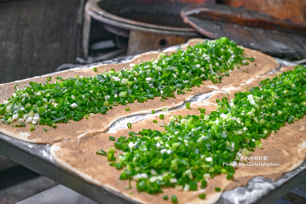 還沒開門就在領號碼牌古早味宵夜，爆餡蔥燒餅老闆用料不手軟連在地人也激推 @女子的休假計劃