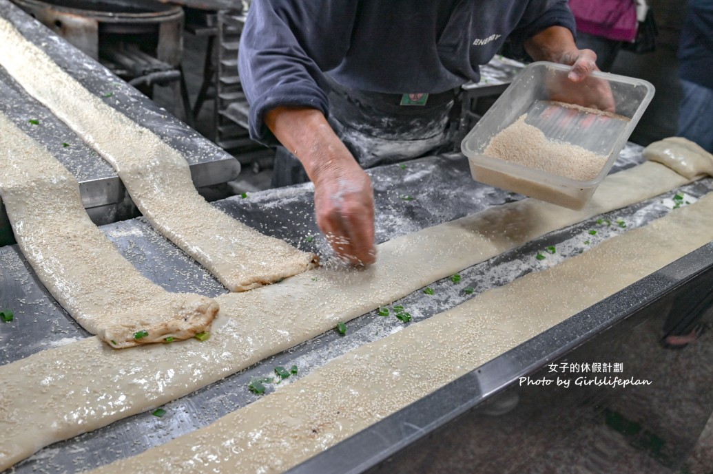 還沒開門就在領號碼牌古早味宵夜，爆餡蔥燒餅老闆用料不手軟連在地人也激推 @女子的休假計劃