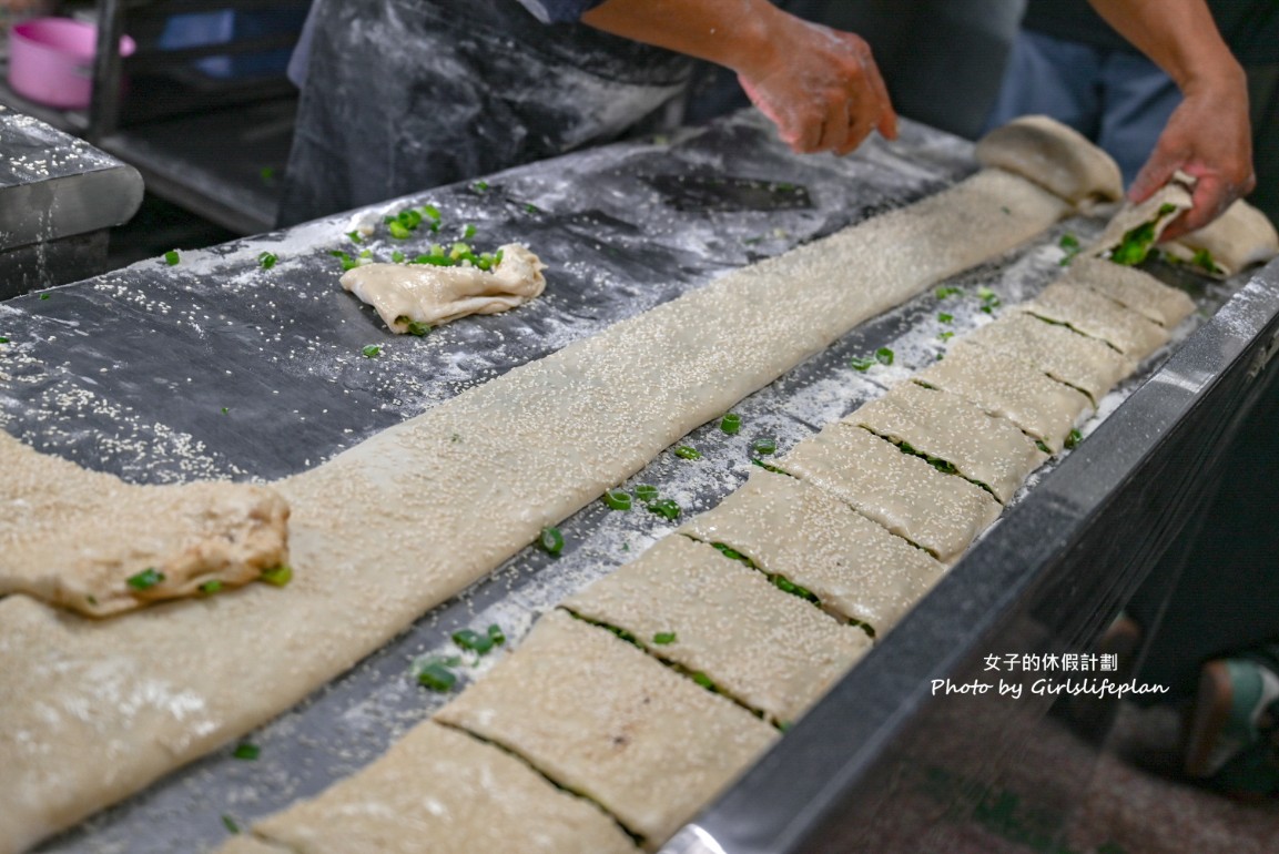 還沒開門就在領號碼牌古早味宵夜，爆餡蔥燒餅老闆用料不手軟連在地人也激推 @女子的休假計劃