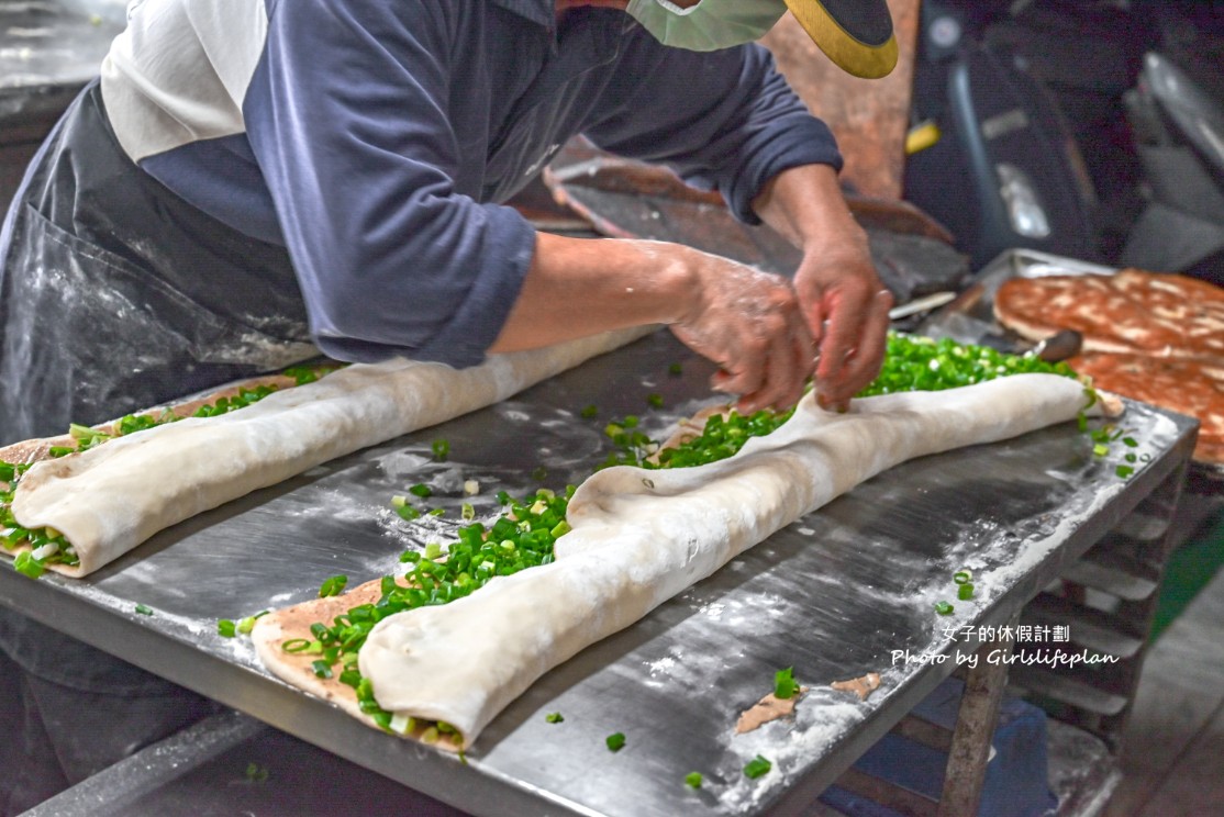還沒開門就在領號碼牌古早味宵夜，爆餡蔥燒餅老闆用料不手軟連在地人也激推 @女子的休假計劃
